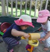 Learning to co-operate int eh sandpit kitchen